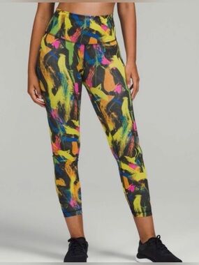 Lululemon Wunder Train High-Rise Tight 25"
Undertone Black Multi Size 8